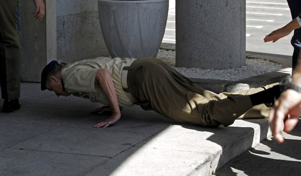 Rei espanhol leva tombo “pesado” (Foto: Divulgação) Rei espanhol leva tombo “pesado”