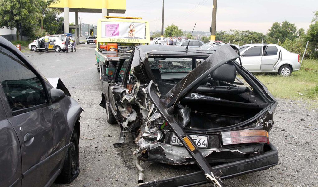 Engavetamento deixa 4 feridos na Imigrantes, em SP (Foto: LUCIANO VICIONI/Agência Estado) Engavetamento deixa 4 feridos na Imigrantes, em SP