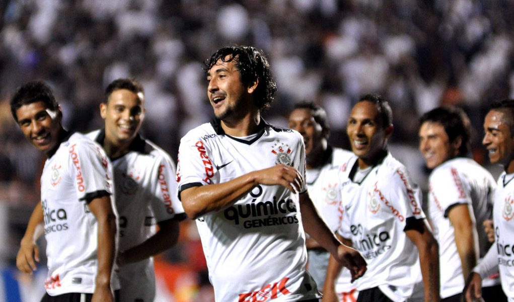 Corinthians dá show no Pacaembu e se classifica invicto (Foto: Levi Bianco/Folhapress) Corinthians dá show no Pacaembu e se classifica invicto