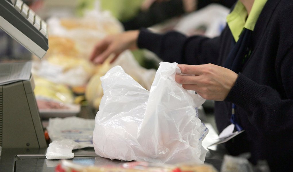 Supermercado que não der sacolinha levará multa (Foto: Divulgação) Supermercado que não der sacolinha levará multa