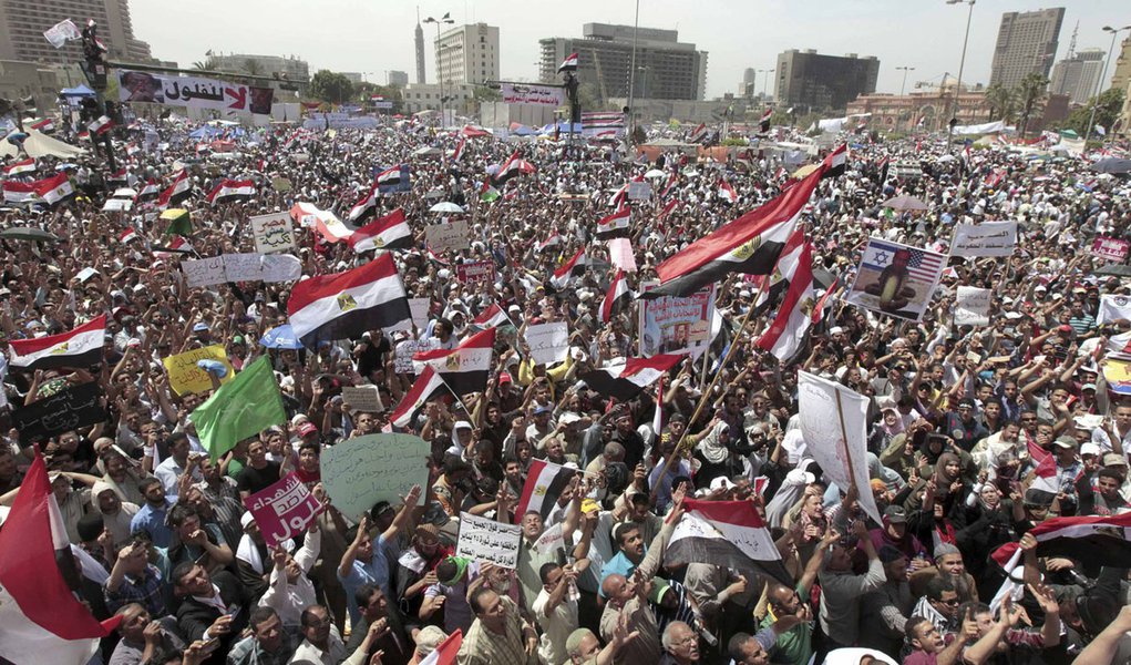 Manifestantes protestam no Cairo contra militares no poder (Foto: Mohamed Abd El Ghany/REUTERS ) Manifestantes protestam no Cairo contra militares no poder