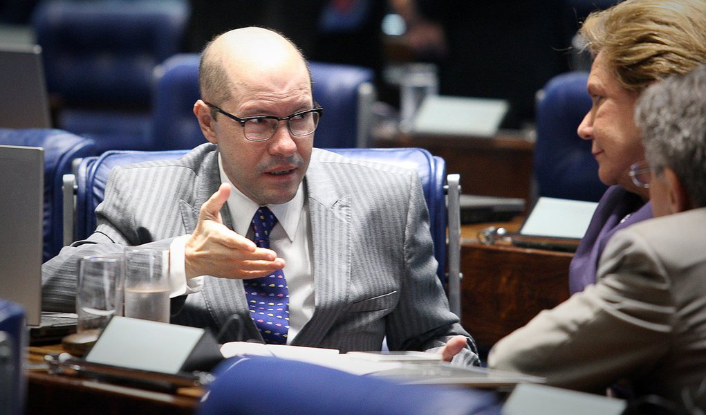 Sumido, Demóstenes reaparece no plenário do Senado (Foto: Sérgio Lima/Folhapress) Sumido, Demóstenes reaparece no plenário do Senado