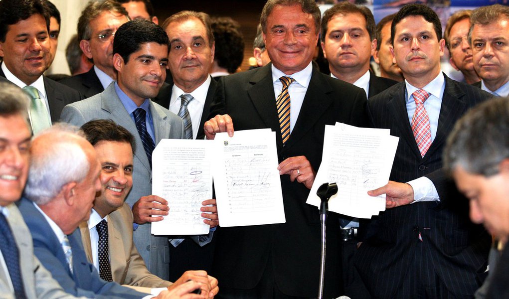 Aécio se diverte com CPI do fim do mundo (Foto: Alan Marques/Folhapress) Aécio se diverte com CPI do fim do mundo