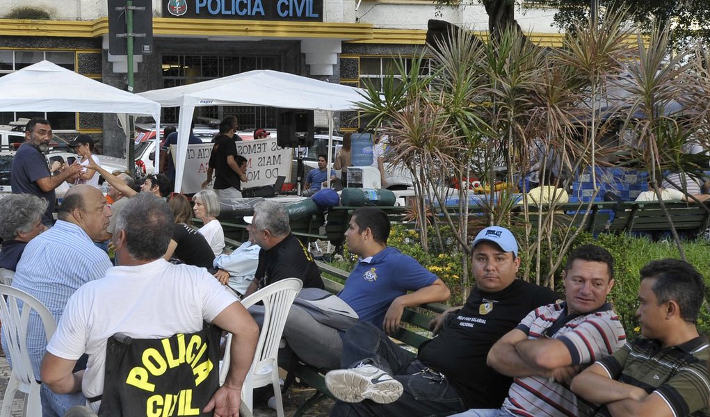 Policiais civis se reúnem com procurador-geral de Justiça do Ceará (Foto: Marcello Casal Jr/ABr) Policiais civis se reúnem com procurador-geral de Justiça do Ceará