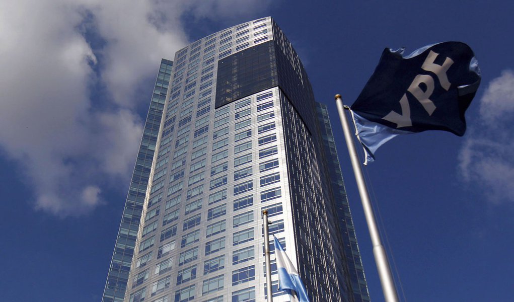 FMI e UE criticam reestatização da YPF e preveem instabilidade econômica (Foto: MARCOS BRINDICCI/REUTERS) FMI e UE criticam reestatização da YPF e preveem instabilidade econômica