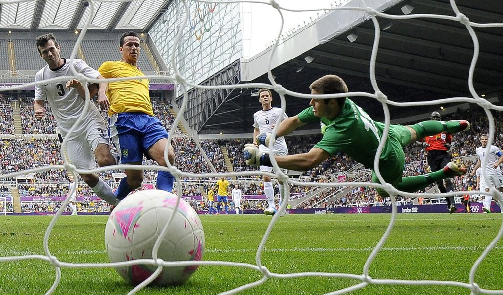 Brasil vence por 3 a 0 e se classifica em primeiro lugar (Foto: NIGEL RODDIS/Reuters) Brasil vence por 3 a 0 e se classifica em primeiro lugar