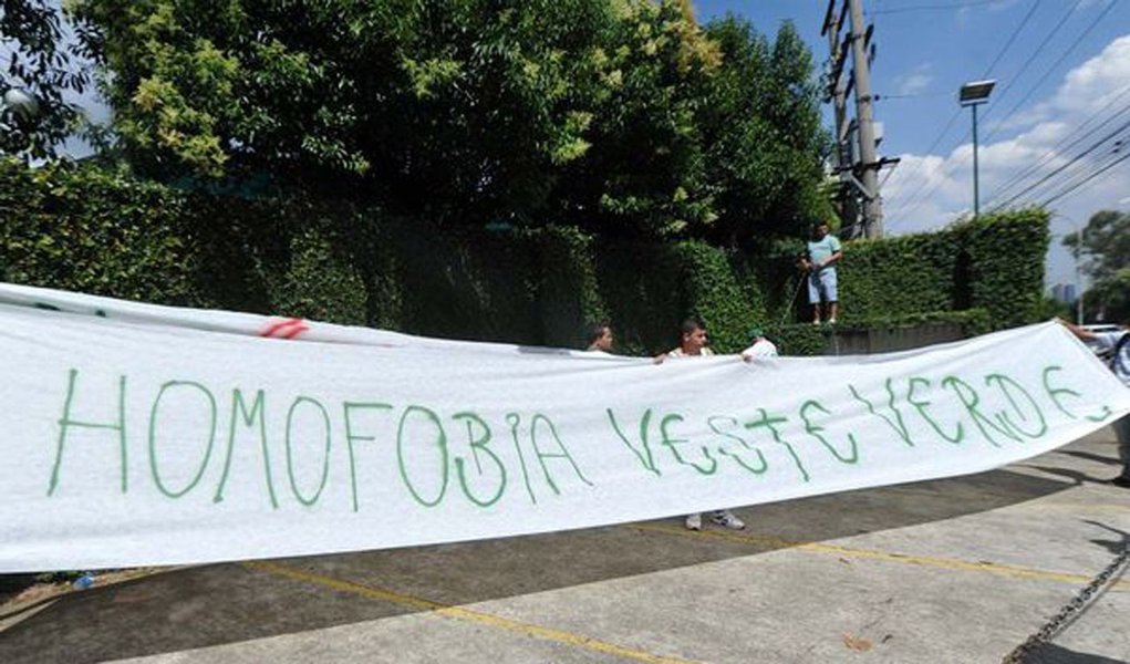 Torcida palmeirense admite ódio a gays durante protesto (Foto: DIVULGAÇÃO) Torcida palmeirense admite ódio a gays durante protesto
