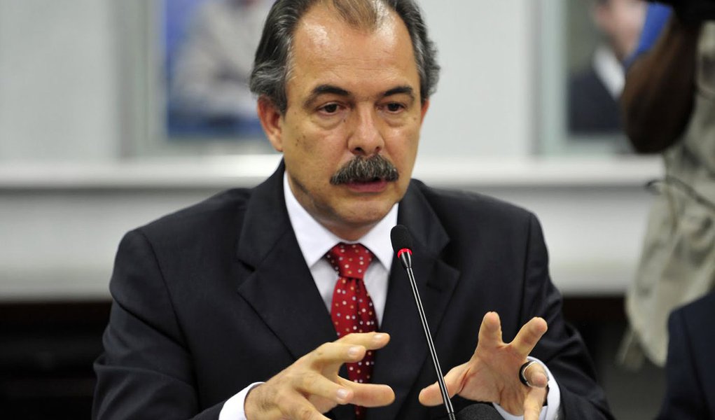 Mercadante quer incentivo fiscal a celular (Foto: DIVULGAÇÃO) Mercadante quer incentivo fiscal a celular