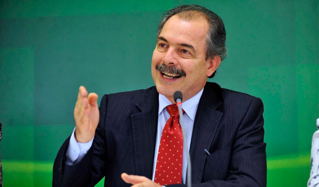 Mercadante diz que governo precisa fazer ajuste fiscal Mercadante diz que governo precisa fazer ajuste fiscal