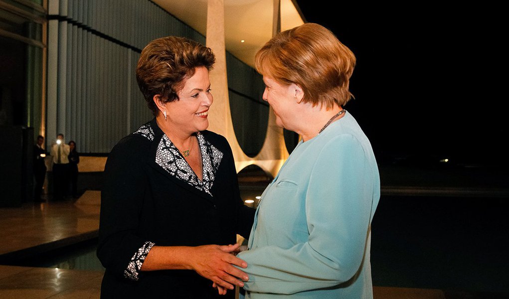 Dilma apresenta a Merkel plano de investimento para alemães no Brasil (Foto: Roberto Stuckert Filho/PR) Dilma apresenta a Merkel plano de investimento para alemães no Brasil