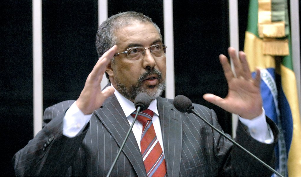 Paim sugere pressão das ruas contra terceirização Paim sugere pressão das ruas contra terceirização