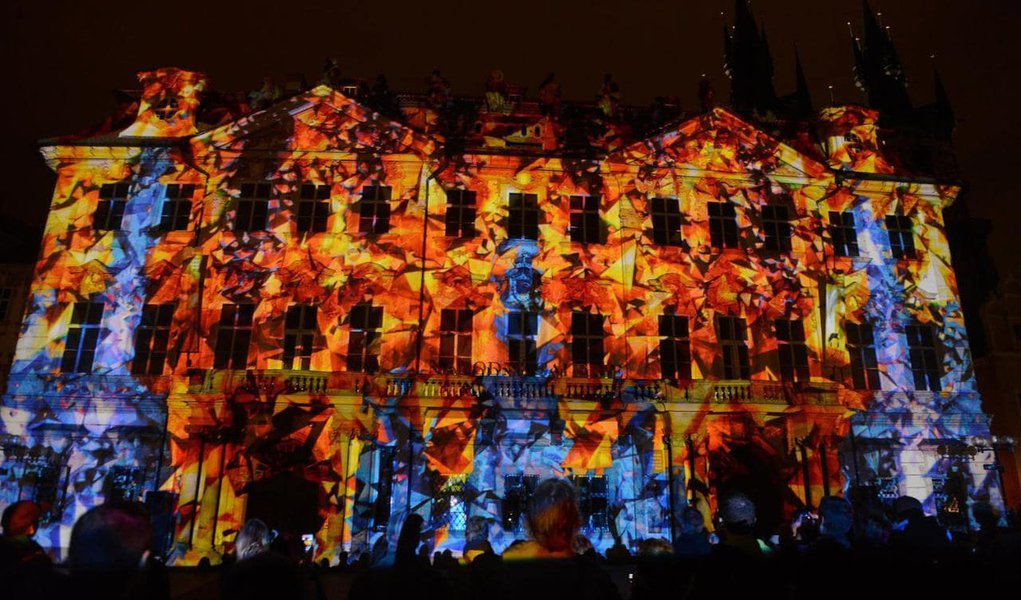 Centro histórico de Praga realiza festival anual com shows de luzes Centro histórico de Praga realiza festival anual com shows de luzes
