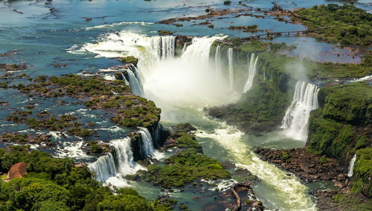 Foz do Iguaçu: natureza e águas exuberantes na tríplice fronteira Foz do Iguaçu: natureza e águas exuberantes na tríplice fronteira