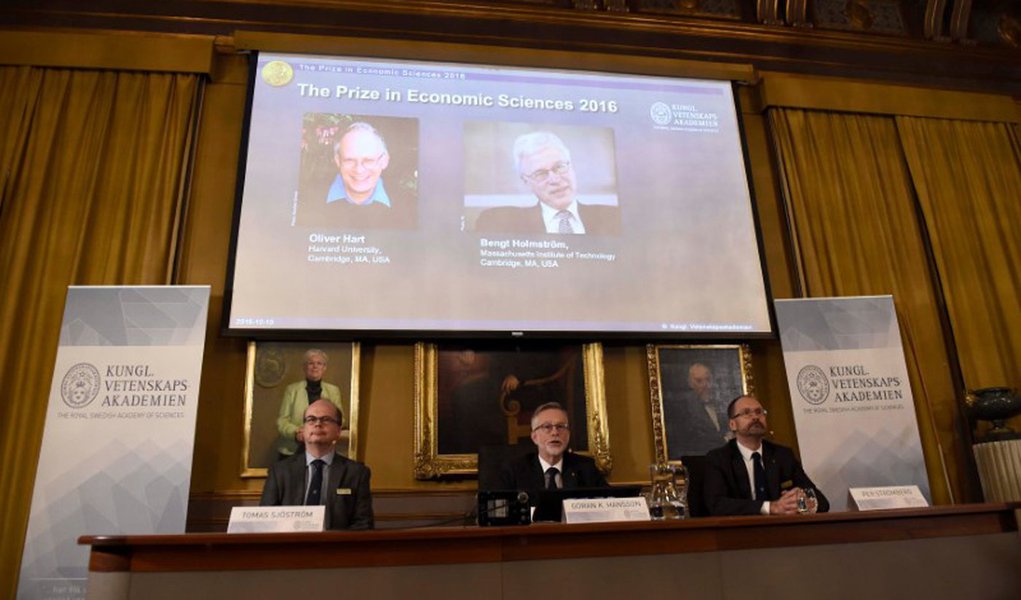 Dupla leva Nobel de Economia por 'teoria de contratos' (Foto: TT NEWS AGENCY) Dupla leva Nobel de Economia por 'teoria de contratos'