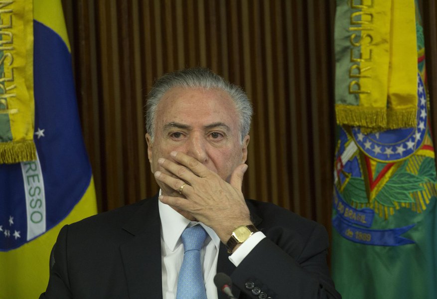 Com todos os amigos presos, Temer quer defender sua honra na TV Com todos os amigos presos, Temer quer defender sua honra na TV