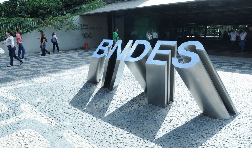 BNDES libera 35% menos. Vamos crescer sem investir e sem financiar? BNDES libera 35% menos. Vamos crescer sem investir e sem financiar?