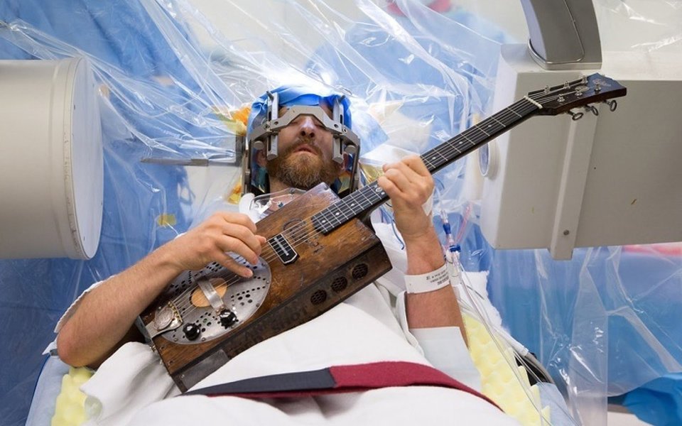 Música durante cirurgia. O efeito analgésico é notável Música durante cirurgia. O efeito analgésico é notável