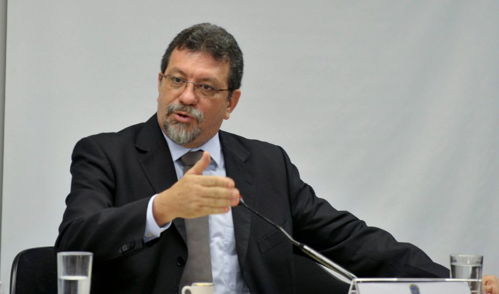 País não aguenta mais lidar com Cunha, diz líder do PT País não aguenta mais lidar com Cunha, diz líder do PT