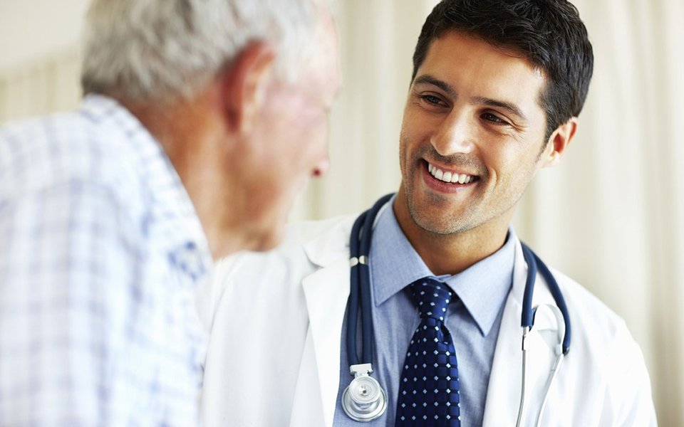 O sorriso do médico. Ele influi na saúde do paciente O sorriso do médico. Ele influi na saúde do paciente