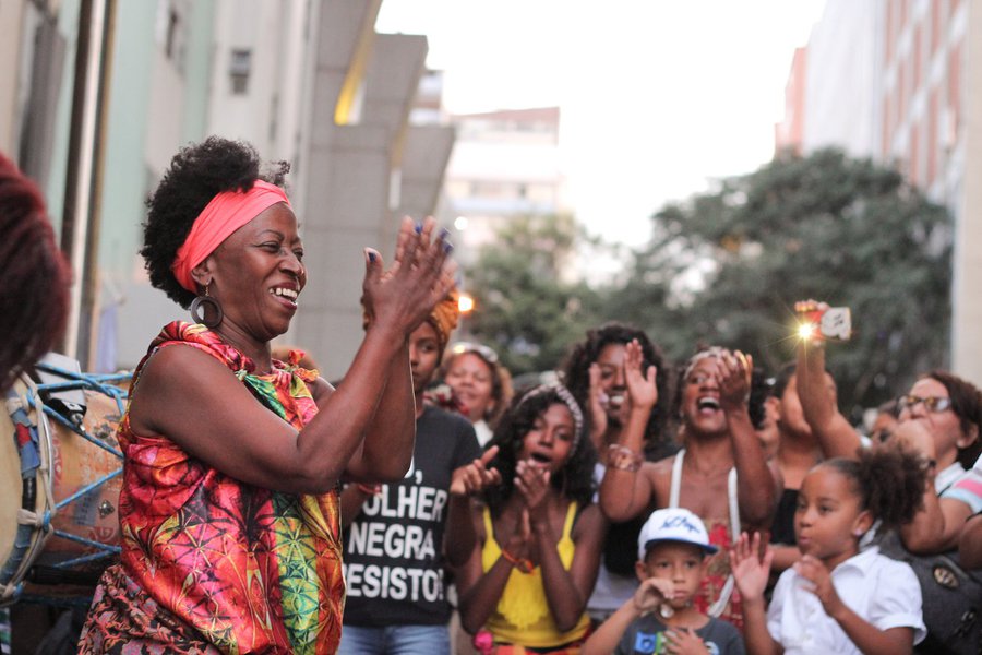 Mulheres negras marcham contra o racismo e a violência em Brasília (Foto: FOTO: Isis Medeiros) Mulheres negras marcham contra o racismo e a violência em Brasília