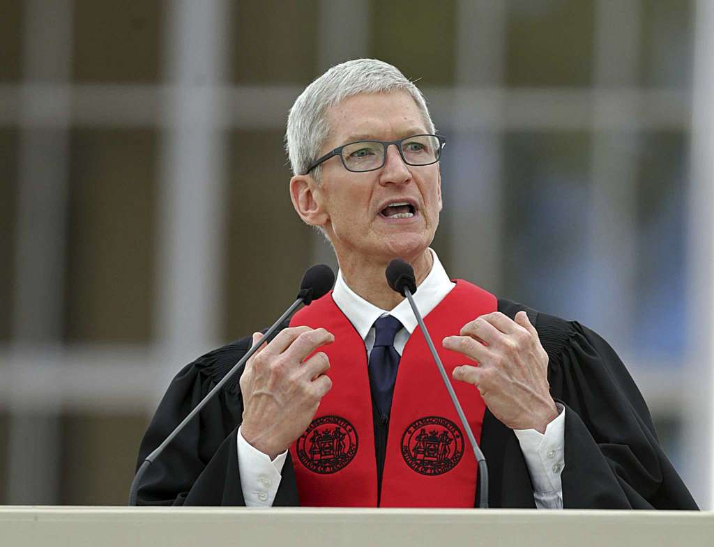 CEO da Apple diz a estudantes do MIT para temperar tecnologia com humanidade CEO da Apple diz a estudantes do MIT para temperar tecnologia com humanidade