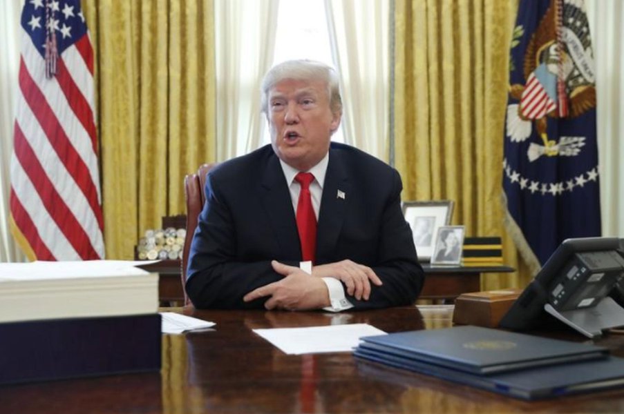 Trump mira Amazon em pedido para serviço postal elevar preços Trump mira Amazon em pedido para serviço postal elevar preços