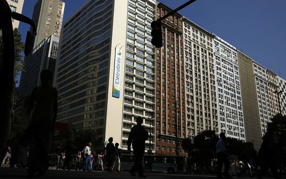 Justiça do Trabalho suspende leilão de 4 distribuidoras da Eletrobras (Foto: Foto: Pilar Olivares/Reuters) Justiça do Trabalho suspende leilão de 4 distribuidoras da Eletrobras