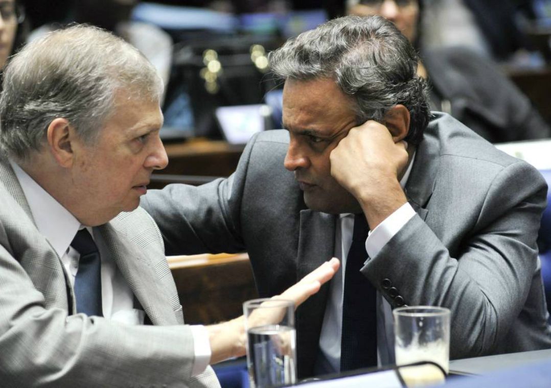 Aécio amplia crise e tira Tasso do comando do PSDB Aécio amplia crise e tira Tasso do comando do PSDB