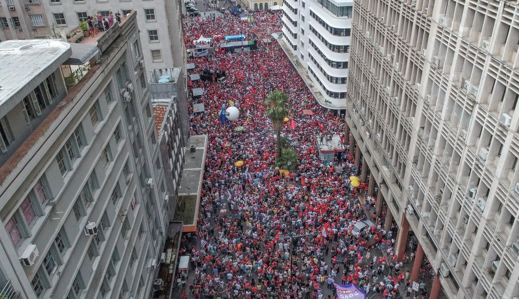 Num dia histórico, 70 mil pessoas gritaram por democracia em Porto Alegre Num dia histórico, 70 mil pessoas gritaram por democracia em Porto Alegre