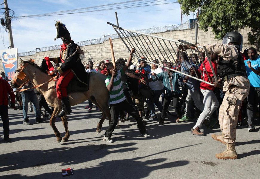 Protesto contra Trump fecha embaixada dos EUA no Haiti (Foto: ANDRES MARTINEZ CASARES/Reuters) Protesto contra Trump fecha embaixada dos EUA no Haiti