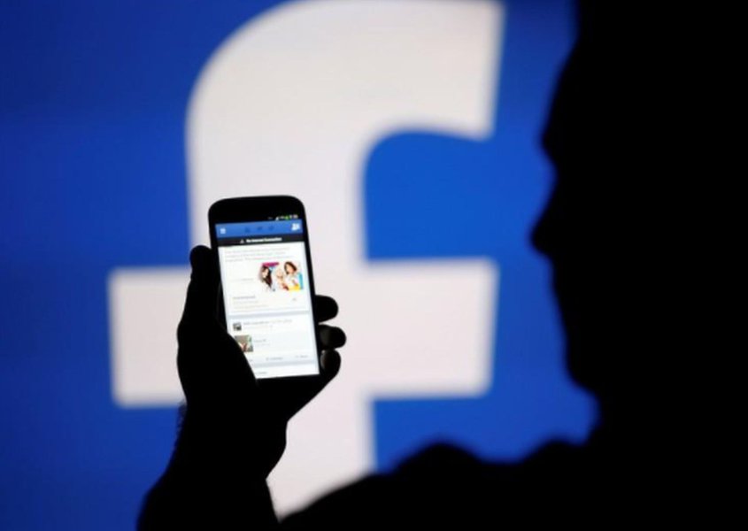 Grã-Bretanha investiga Facebook por violação de dados, fará buscas na Cambridge Analytica Grã-Bretanha investiga Facebook por violação de dados, fará buscas na Cambridge Analytica