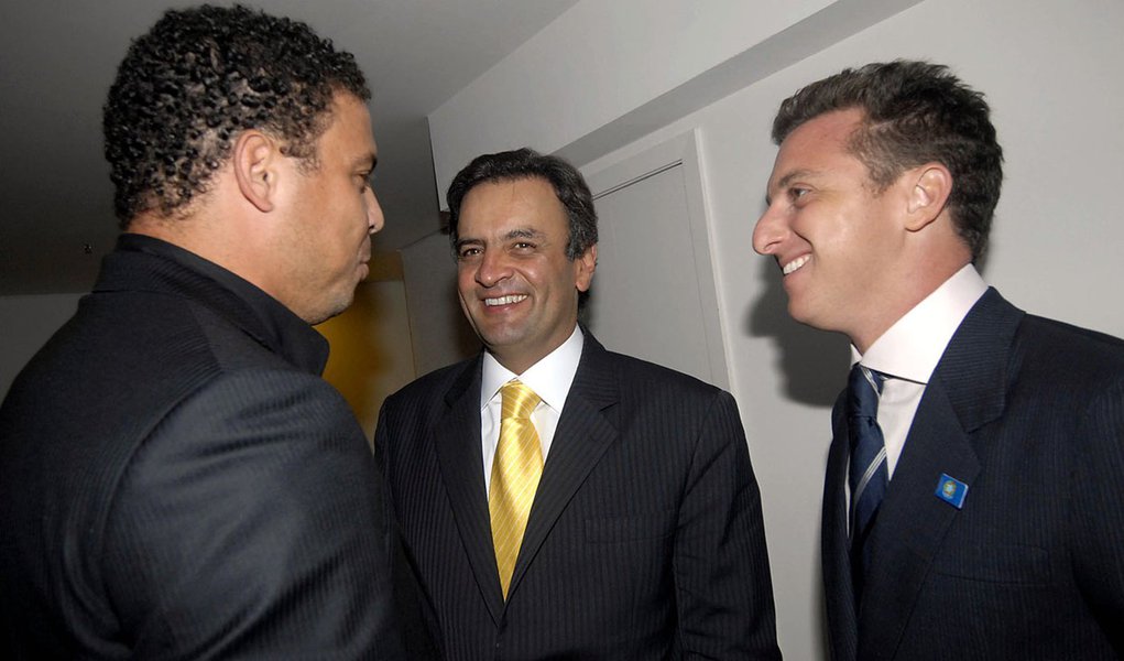 Sempre do lado errado, Ronaldo defende Aécio e diz que votaria em Huck Sempre do lado errado, Ronaldo defende Aécio e diz que votaria em Huck