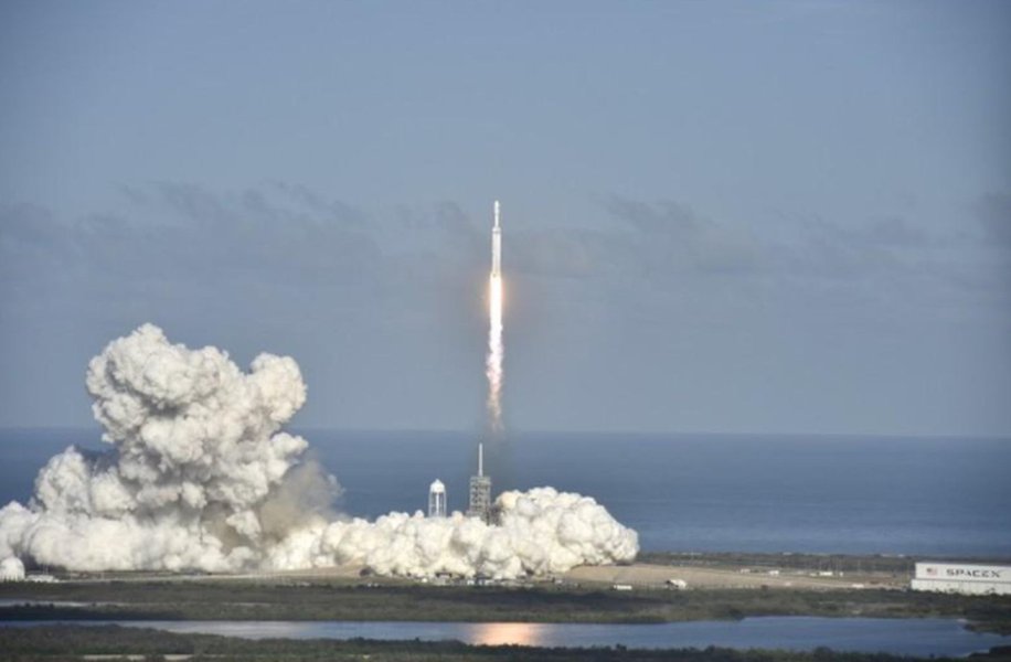 Foguete mais poderoso do mundo é lançado da Flórida em voo de estreia Foguete mais poderoso do mundo é lançado da Flórida em voo de estreia