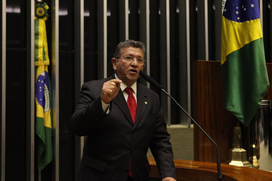 Caetano detona Temer por veto ao Refis das microempresas Caetano detona Temer por veto ao Refis das microempresas