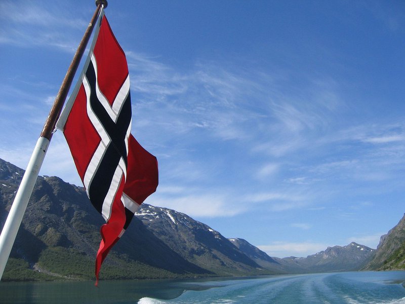 Venda de carros elétricos e híbridos na Noruega supera 50% do total em 2017 Venda de carros elétricos e híbridos na Noruega supera 50% do total em 2017