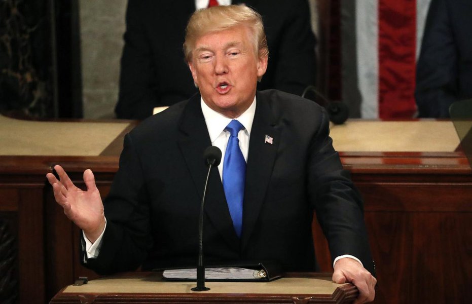 Em discurso ao Congresso, Trump disse que vai restaurar o poder dos EUA (Foto: REUTERS/Leah Millis) Em discurso ao Congresso, Trump disse que vai restaurar o poder dos EUA