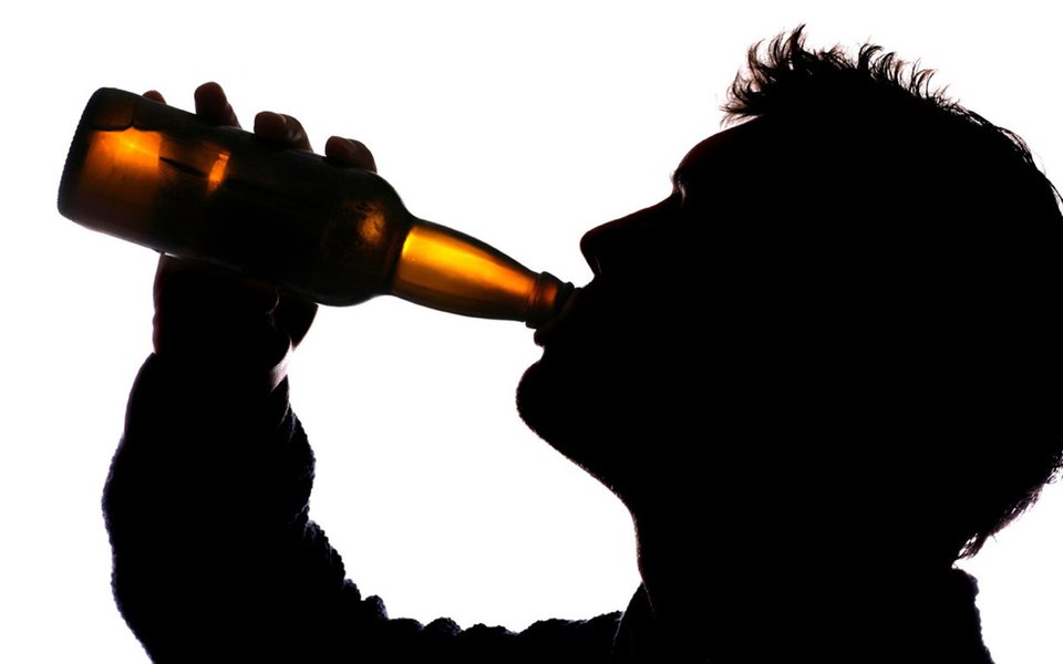 Consumo de álcool. Estudo revela como ele atinge o DNA e aumenta o risco de câncer Consumo de álcool. Estudo revela como ele atinge o DNA e aumenta o risco de câncer