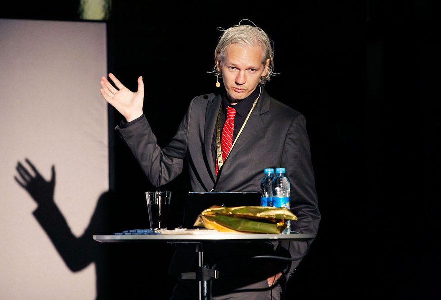 Tribunal britânico nega pedido para anular mandado de prisão contra fundador do Wikileaks Tribunal britânico nega pedido para anular mandado de prisão contra fundador do Wikileaks