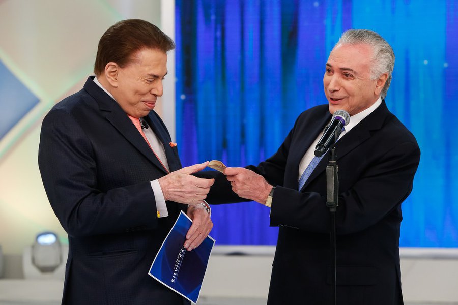 Temer dá dinheiro a Silvio Santos para tomar sua aposentadoria (Foto: Alan Santos/PR) Temer dá dinheiro a Silvio Santos para tomar sua aposentadoria