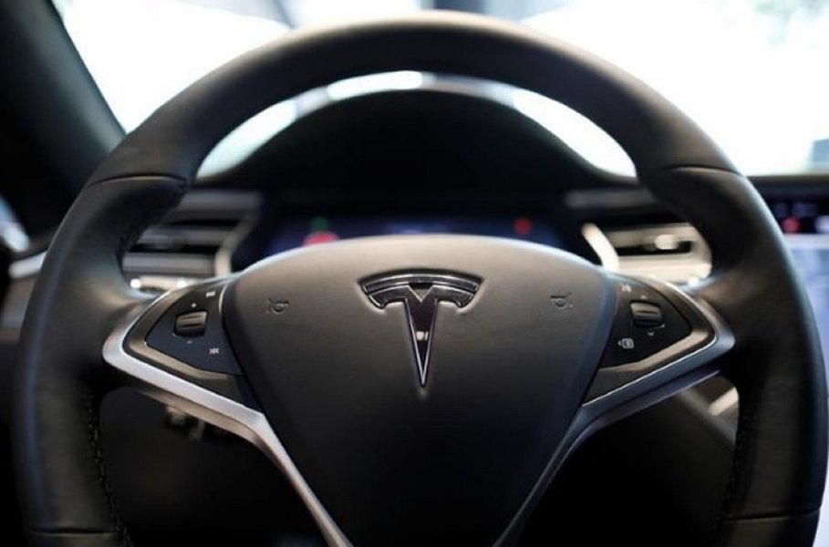Regulador dos EUA investiga acidente envolvendo "piloto automático" da Tesla, diz fonte Regulador dos EUA investiga acidente envolvendo "piloto automático" da Tesla, diz fonte