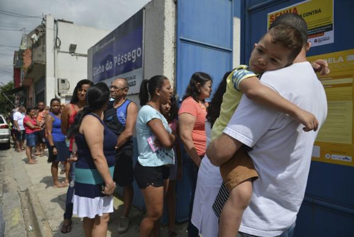 Paulistanos recebem senha em casa para se vacinar contra febre amarela (Foto: Ravena Rosa/Agência Brasil) Paulistanos recebem senha em casa para se vacinar contra febre amarela
