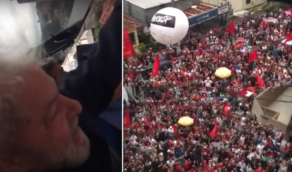 Lula, que resiste à prisão, acena para multidão no sindicato Lula, que resiste à prisão, acena para multidão no sindicato