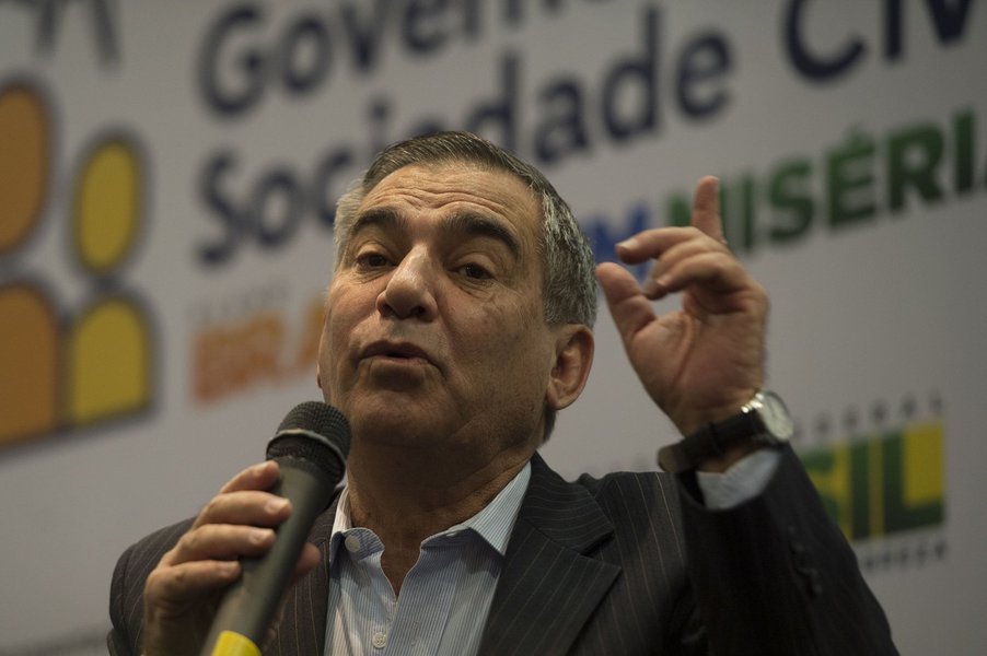 Gilberto Carvalho defende cordão humano contra prisão de Lula Gilberto Carvalho defende cordão humano contra prisão de Lula
