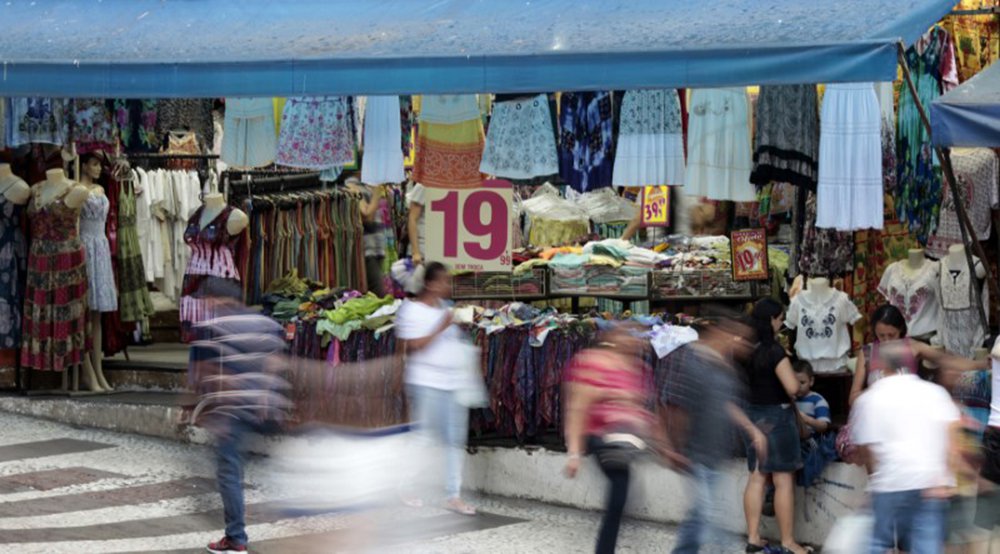 Inflação para famílias de menor renda cresce em março (Foto: REUTERS/Paulo Whitaker) Inflação para famílias de menor renda cresce em março