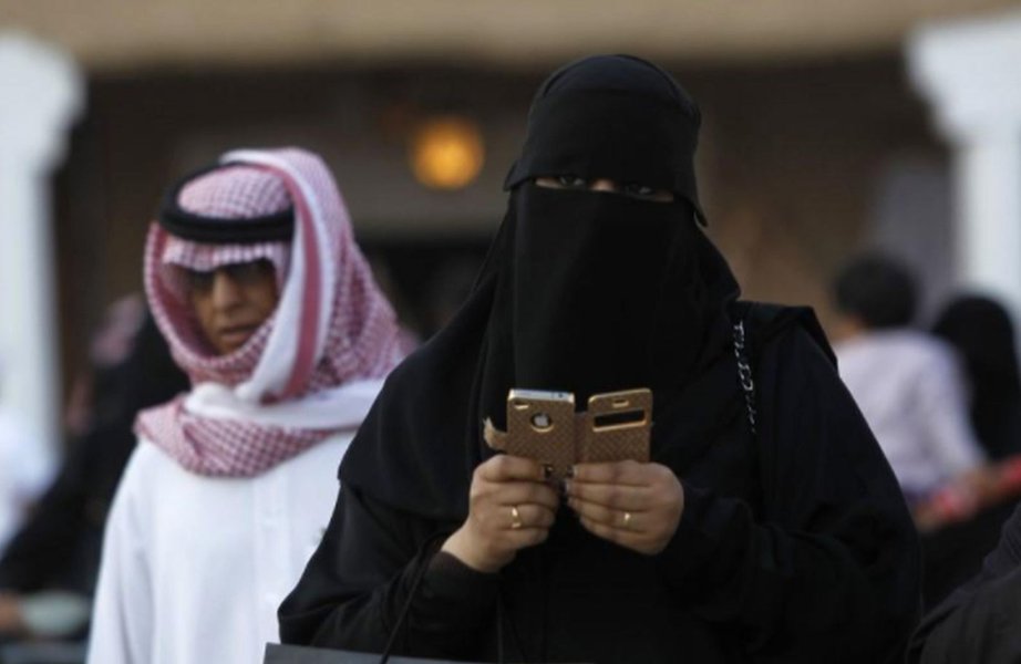 Espiar celular de companheiro pode resultar em prisão na Arábia Saudita Espiar celular de companheiro pode resultar em prisão na Arábia Saudita