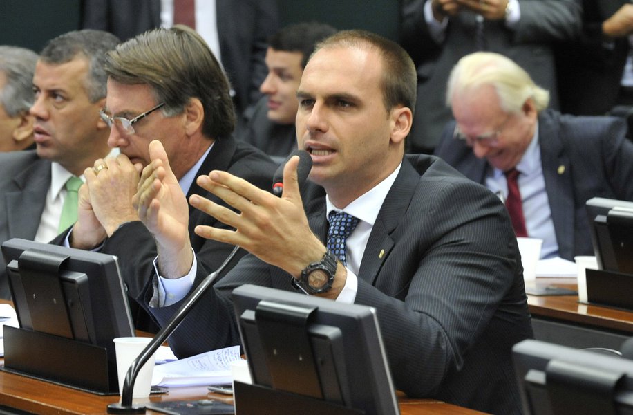 Filho de Bolsonaro quer passageiro armado dentro de avião Filho de Bolsonaro quer passageiro armado dentro de avião