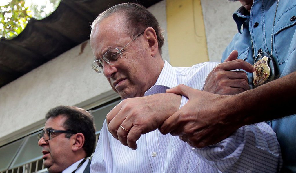 Maluf cumpre prisão domiciliar em São Paulo Maluf cumpre prisão domiciliar em São Paulo