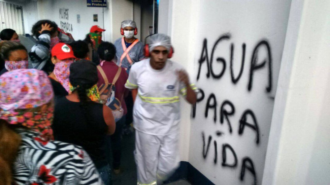 Mulheres ocupam Nestlé contra a privatização das águas (Foto: MST) Mulheres ocupam Nestlé contra a privatização das águas