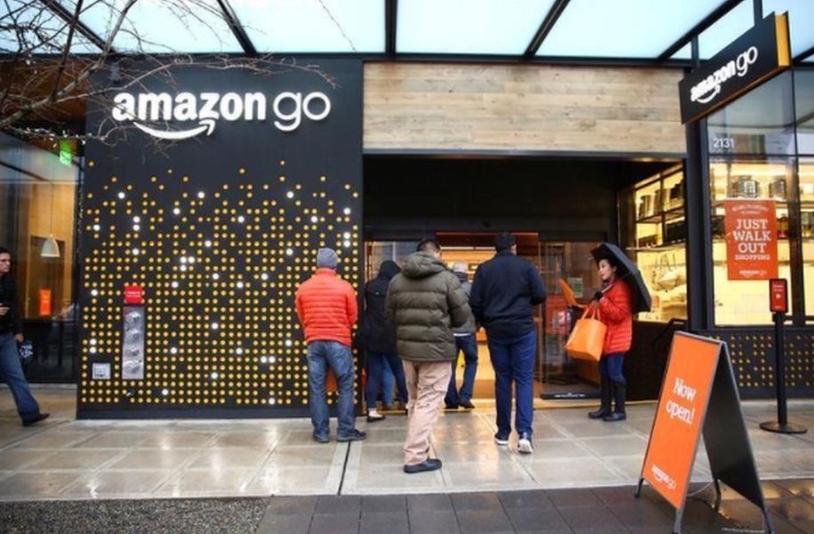 Amazon monitora clientes que voltam a comprar em loja sem filas em Seattle, e são muitos Amazon monitora clientes que voltam a comprar em loja sem filas em Seattle, e são muitos