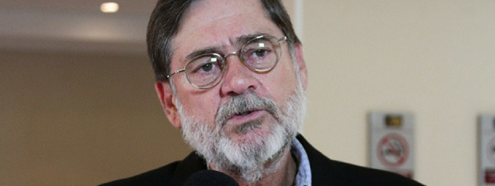 Na caravana de Lula, ex-deputado Paulo Frateschi leva pedrada e tem orelha macerada Na caravana de Lula, ex-deputado Paulo Frateschi leva pedrada e tem orelha macerada